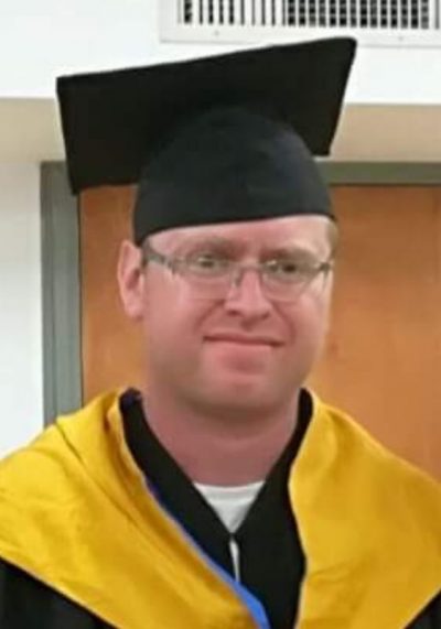 תמונת פנים של יוני עם כובע קבלת תואר שני