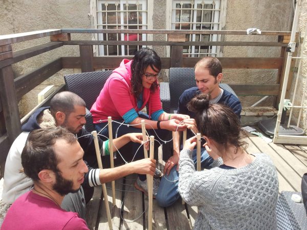 5 סטודנטים וחברי קלאבהאוס ירושלים עובדים יחד בסדנא משותפת
