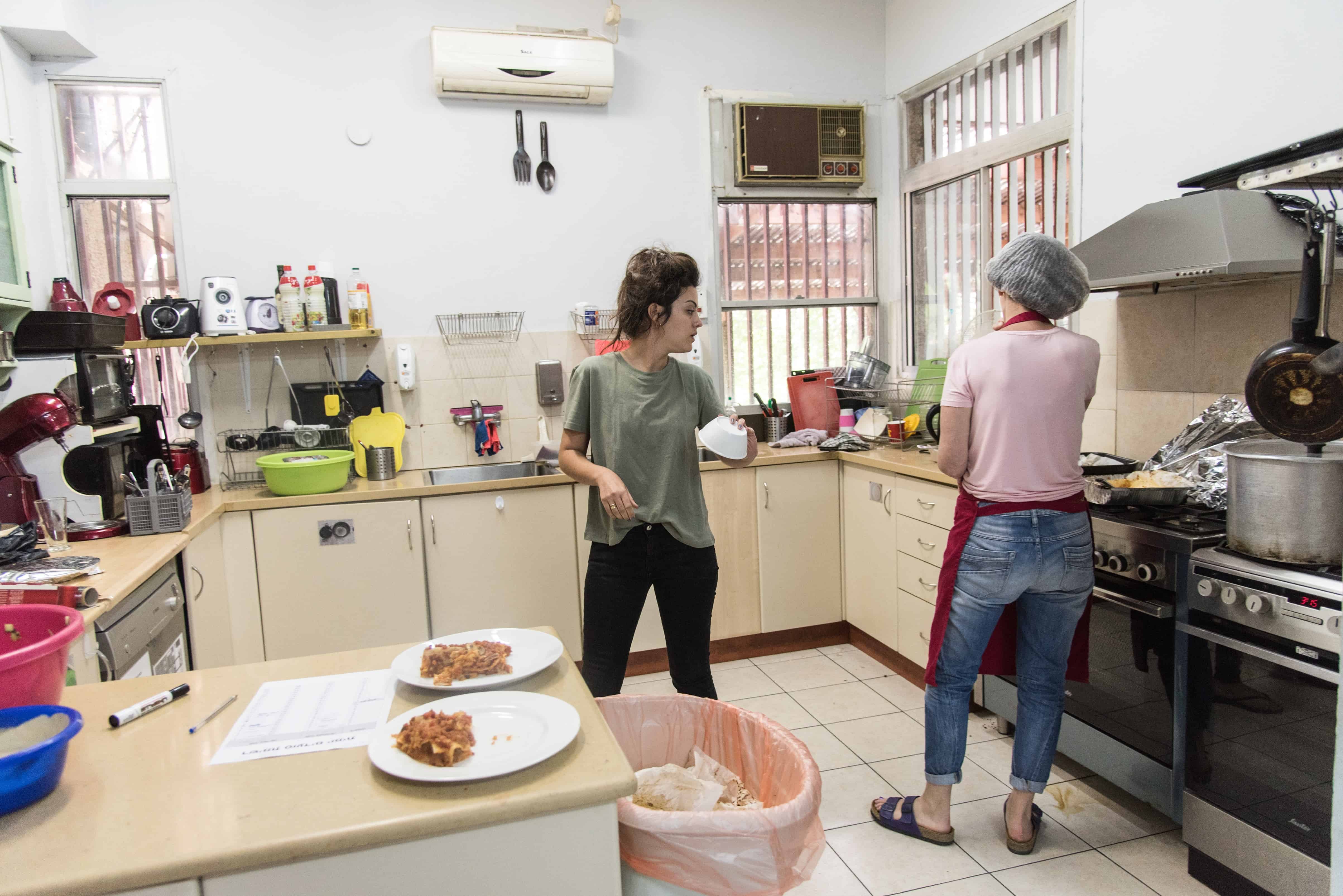 עובדות במטבח קלבהאוס נצרת עלית 2 נשים ומבשלות
