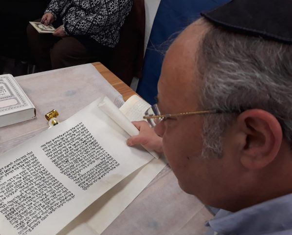 גבר קורא במגילה - מצולם בפרופיל קרוב קלאבהאוס ירושלים