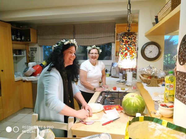 שתי נשים במטבח עמלות על ארוחת חג שבועות עיפות אך מרוצות קלאבהאוס טבריה