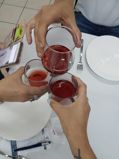 3 ידים מרימות כוס יין לכבוד הסעודה עפולה