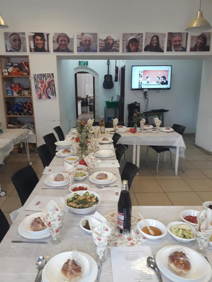 שולחן חגיגי עם מפה לבן ערוך ויפה לארוחת ראש השנה ערב חג 2019 קלאבהאוס ירושלים